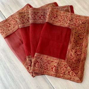 Set of (4) Burgundy Placemats with Gold Borders + Gold Napkins (4).